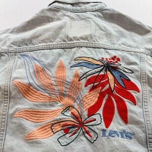 Levi's Denim Trucker Jacket Womens XL Light Wash Floral Embroidered Jean Jacket